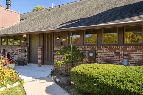 Photo of 5196 Woodbridge Ln S, Greenfield, WI 53221 (MLS # 1984097)