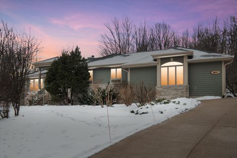 Photo of N93W25145 Bittersweet Dr, Lisbon, WI 53089 (MLS # 1946510)