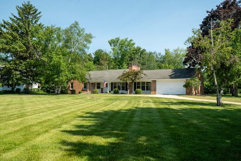 Photo of 118 W Highview Dr, Mequon, WI 53092 (MLS # 1925386)