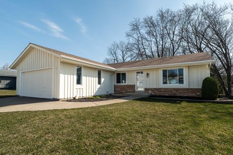 Photo of 1507 Cherrywood Dr, Waukesha, WI 53188 (MLS # 1955996)