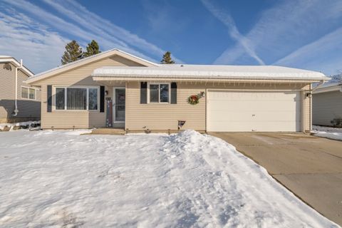 Photo of 511 Robin St, West Bend, WI 53090 (MLS # 1945342)