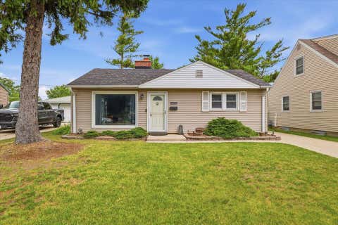 Photo of 6622 W Bennett Ave, Milwaukee, WI 53219 (MLS # 1971173)
