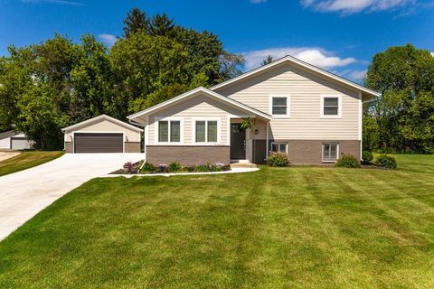 Photo of N20W28282 Oakton Rd, Delafield, WI 53072 (MLS # 1963627)