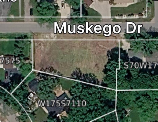 S70W17716 MUSKEGO DR, MUSKEGO, WI 53150 - Image 01c8e09f45edcb71e8fe2d37caca6045/2476582612