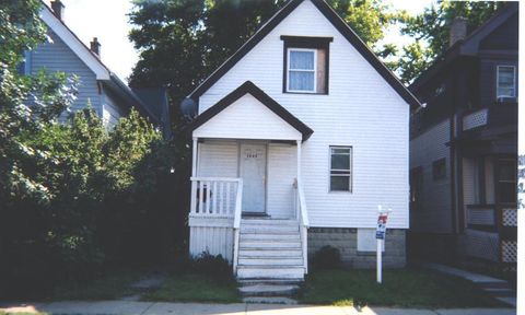 Photo of 1935 W Monroe St, Milwaukee, WI 53205 (MLS # 1964759)