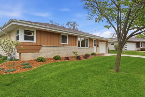 Photo of 5302 Lakeview Dr, Greendale, WI 53129 (MLS # 1962265)
