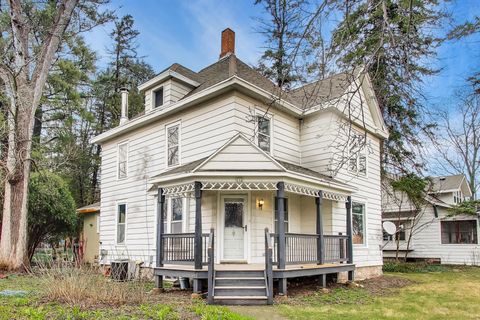 Photo of 212 Kenosha St, Walworth, WI 53184 (MLS # 1957956)