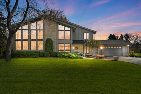 Photo of 8570 W Hawthorne Ln, Franklin, WI 53132 (MLS # 1959426)