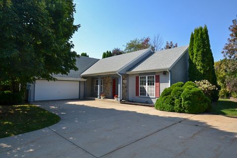 Photo of 7117 W Woodbury Dr, Franklin, WI 53132 (MLS # 1935984)