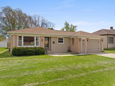 Photo of 611 S 32nd St, Manitowoc, WI 54220 (MLS # 1963912)