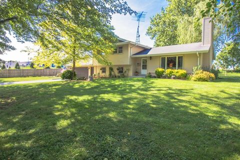 Photo of N85W12940 Renee Dr, Menomonee Falls, WI 53051 (MLS # 1945115)