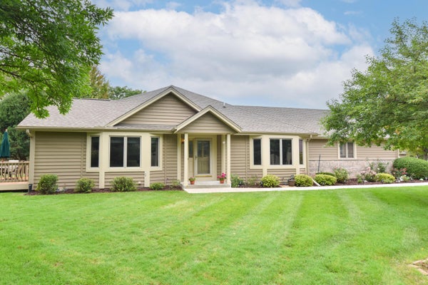 N21W24347 DEER PARK CT, PEWAUKEE, WI 53072 - Image 02f5f0073b0a6de7ee0eecdbbd9bac0d/2576522204