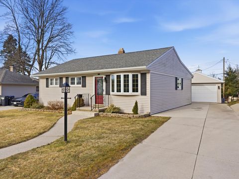 Photo of 802 Forest Cir, Manitowoc, WI 54220 (MLS # 1953184)