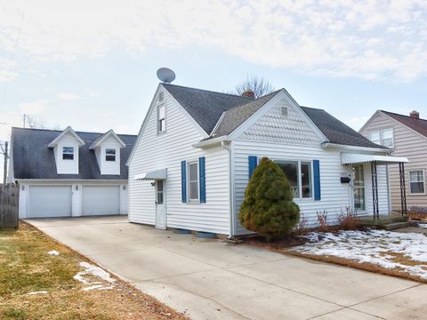 Photo of 2125 Fairmont St, Manitowoc, WI 54220 (MLS # 1950843)