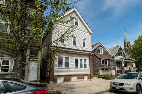 Photo of 816 E Clarke St, Milwaukee, WI 53212 (MLS # 1939091)