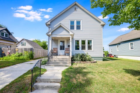 Photo of 1606 Madison St, Manitowoc, WI 54220 (MLS # 1976245)