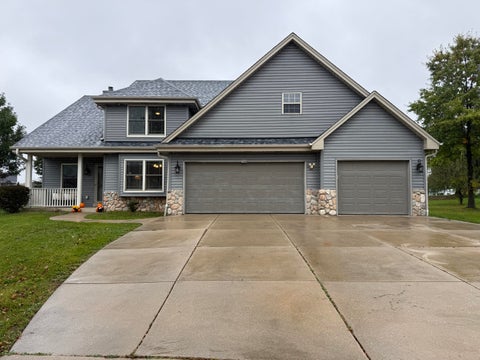 Photo of 7856 S Victory Creek Ct, Franklin, WI 53132 (MLS # 1985050)