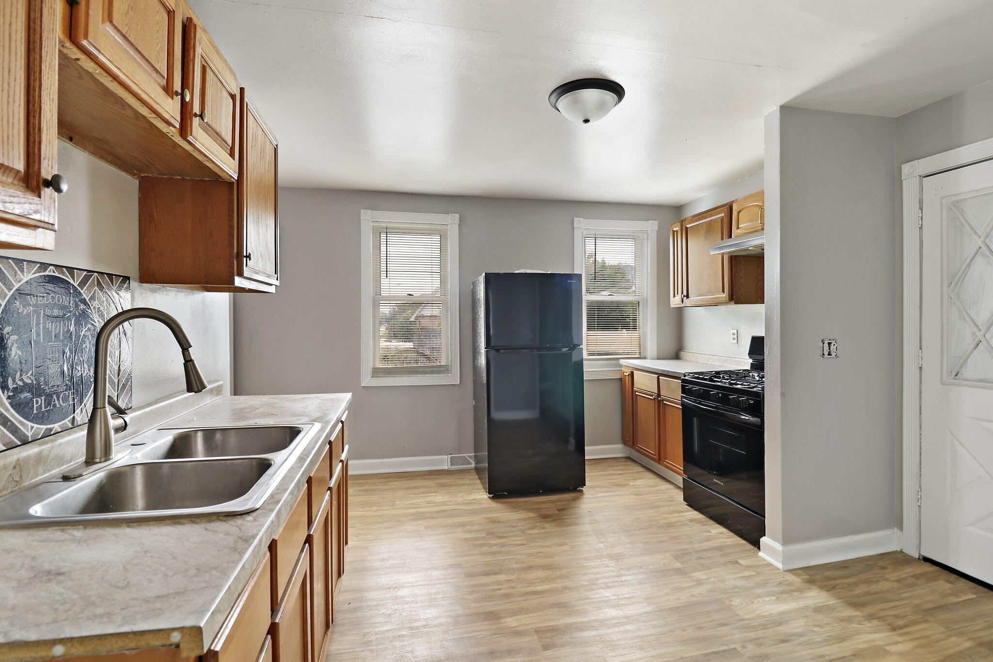 Milwaukee, Wisconsin 53208, United States, 4 Bedrooms Bedrooms, ,3 BathroomsBathrooms,Residential,Pending,172759