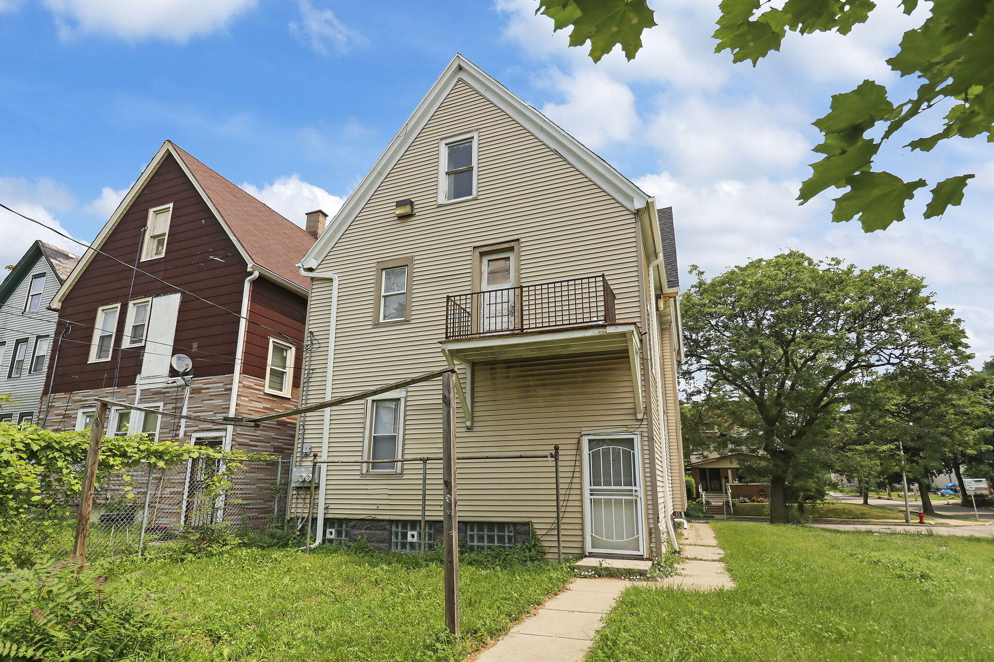 Milwaukee, Wisconsin 53208, United States, 4 Bedrooms Bedrooms, ,3 BathroomsBathrooms,Residential,Pending,172759