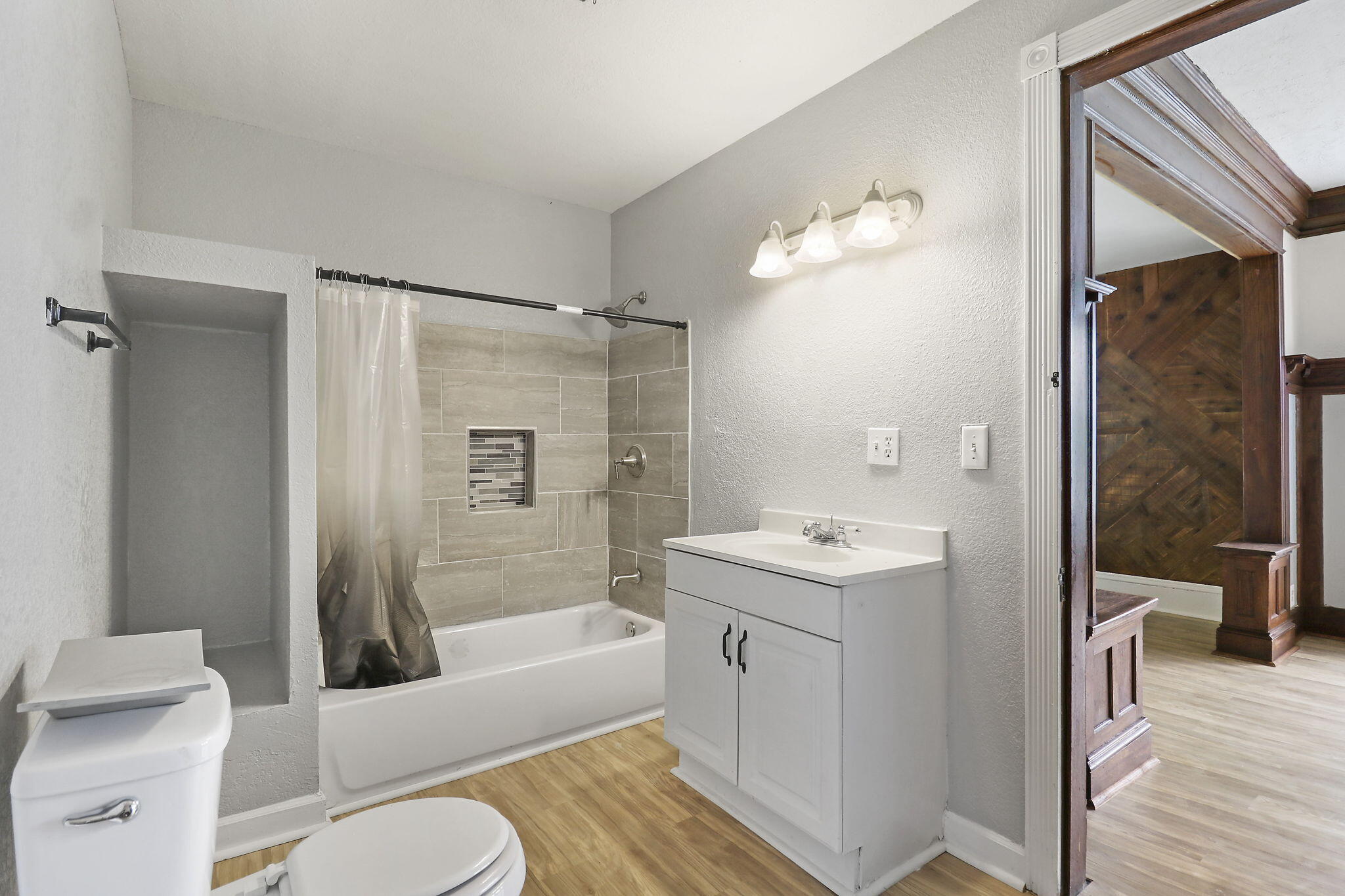 Milwaukee, Wisconsin 53208, United States, 4 Bedrooms Bedrooms, ,3 BathroomsBathrooms,Residential,Pending,172759