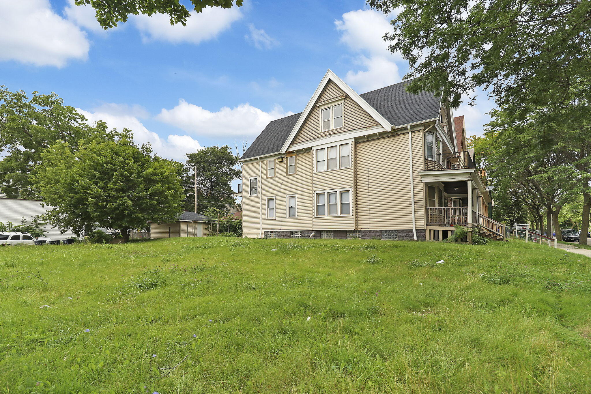 Milwaukee, Wisconsin 53208, United States, 4 Bedrooms Bedrooms, ,3 BathroomsBathrooms,Residential,Pending,172759