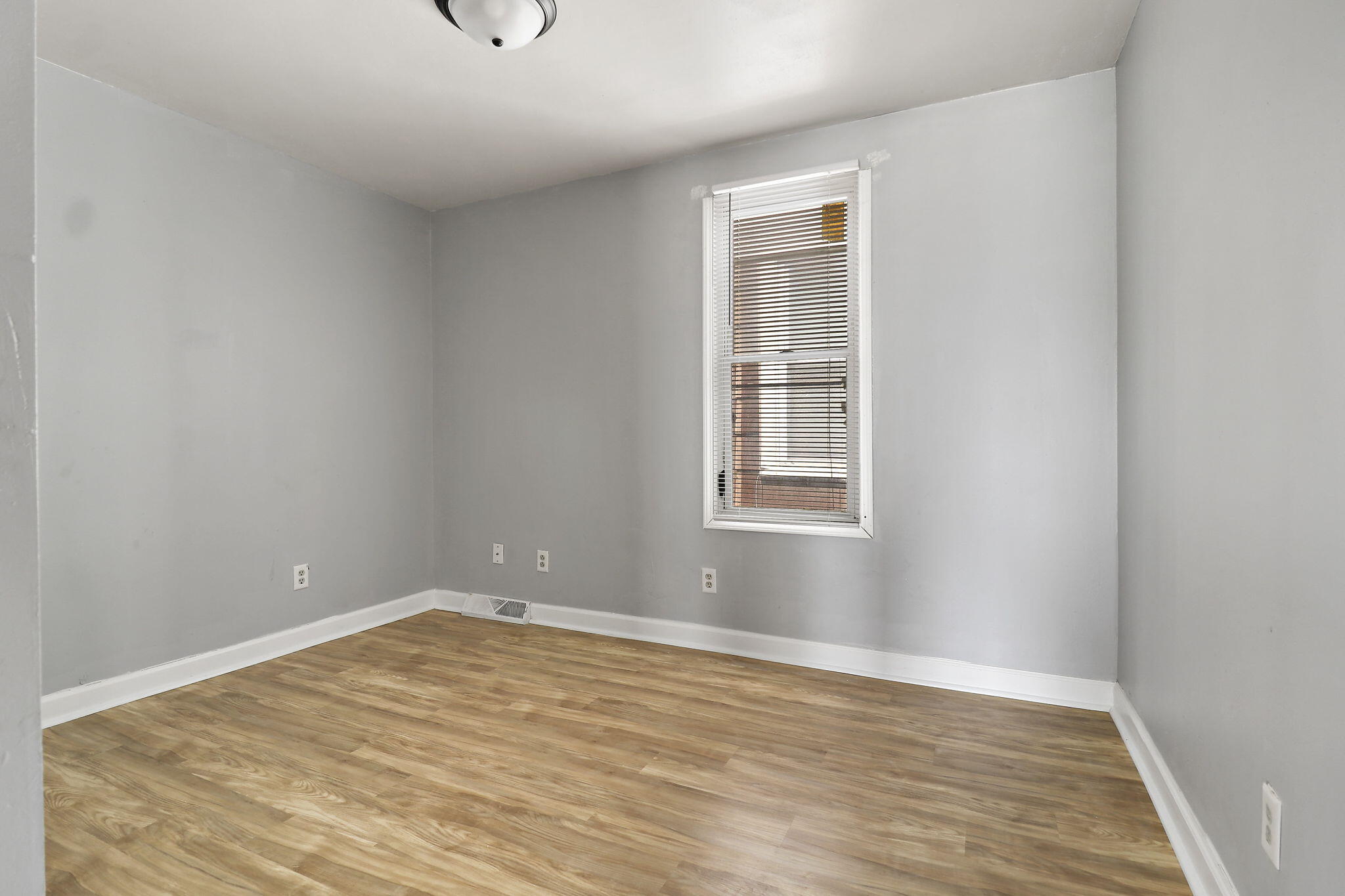 Milwaukee, Wisconsin 53208, United States, 4 Bedrooms Bedrooms, ,3 BathroomsBathrooms,Residential,Pending,172759