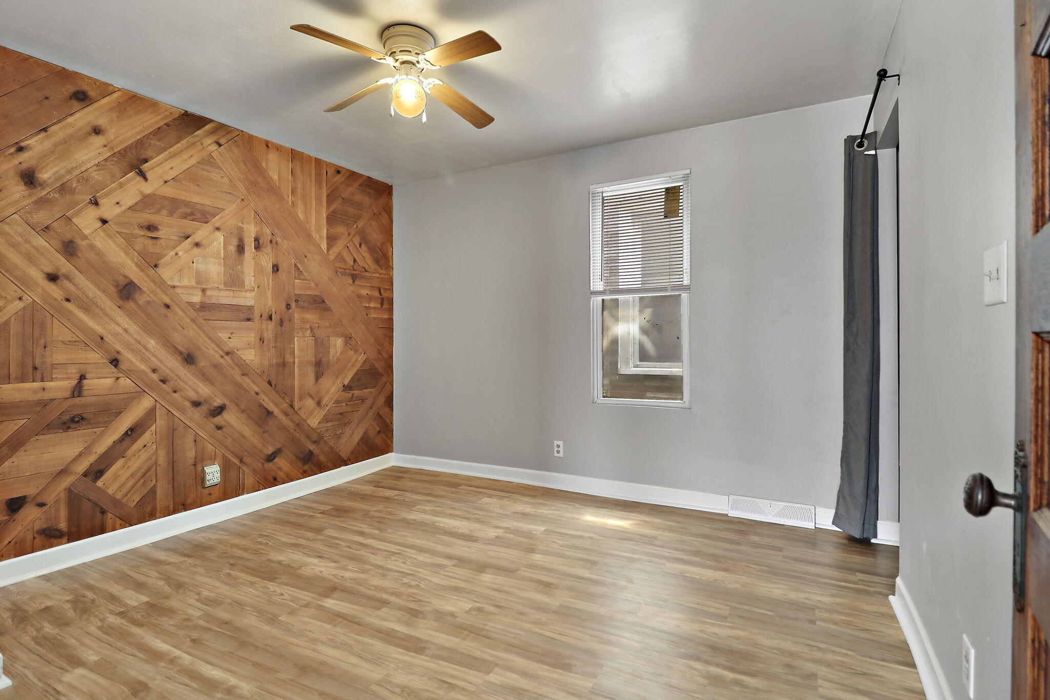 Milwaukee, Wisconsin 53208, United States, 4 Bedrooms Bedrooms, ,3 BathroomsBathrooms,Residential,Pending,172759