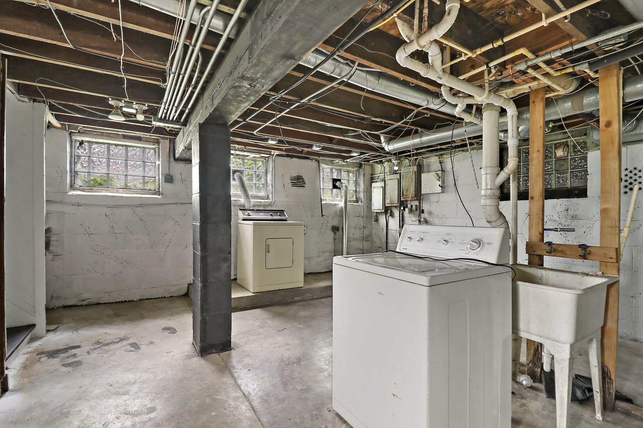 Milwaukee, Wisconsin 53208, United States, 4 Bedrooms Bedrooms, ,3 BathroomsBathrooms,Residential,Pending,172759