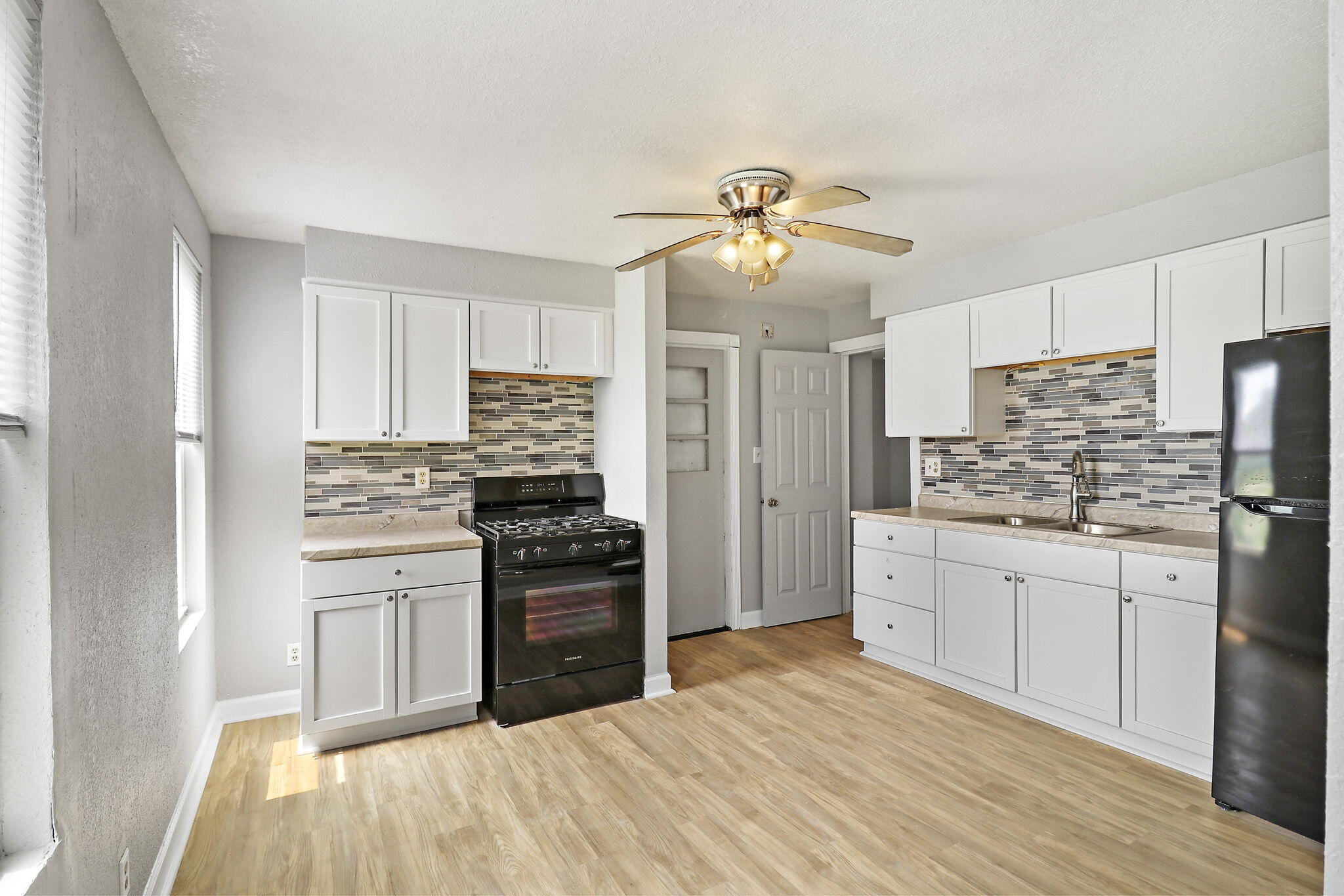 Milwaukee, Wisconsin 53208, United States, 4 Bedrooms Bedrooms, ,3 BathroomsBathrooms,Residential,Pending,172759