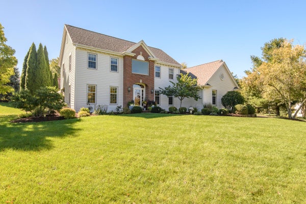 W302N1609 CROOKED CREEK CT, PEWAUKEE, WI 53072 - Image 04541e2b8e3213f52e4a3ed8e71d993f/3919711203