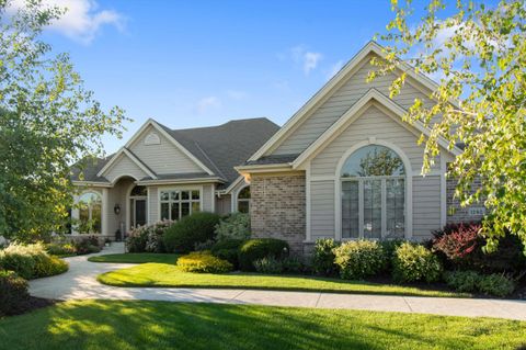 Photo of 1240 Mary Hill Cir, Hartland, WI 53029 (MLS # 1952351)