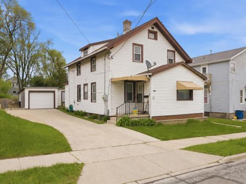 Photo of 1012 Manila St, Manitowoc, WI 54220 (MLS # 1963732)