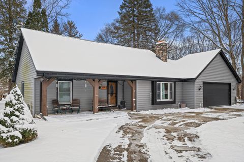 Photo of W220N2612 Maplewood Ln, Pewaukee, WI 53186 (MLS # 1947746)