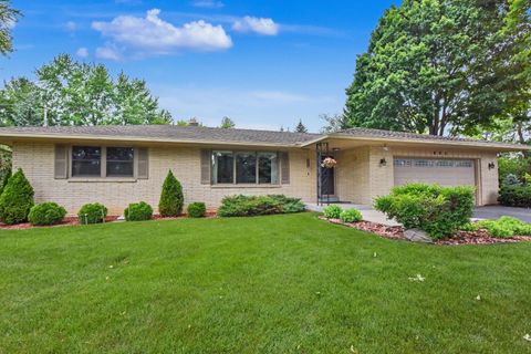 Photo of 895 Copenhill Dr, Brookfield, WI 53186 (MLS # 1969665)