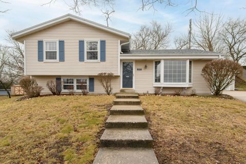 Photo of 2411 Royal Ct, Waukesha, WI 53188 (MLS # 1953766)