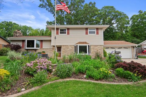 Photo of N91W17752 Saint Regis Dr, Menomonee Falls, WI 53051 (MLS # 1924188)