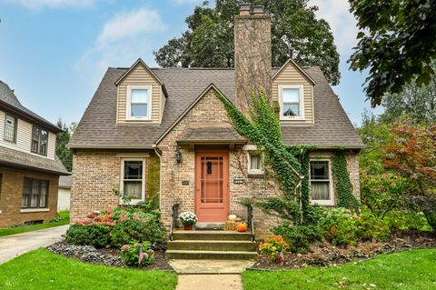 Photo of 8027 W Woodland Ave, Wauwatosa, WI 53213 (MLS # 1954073)