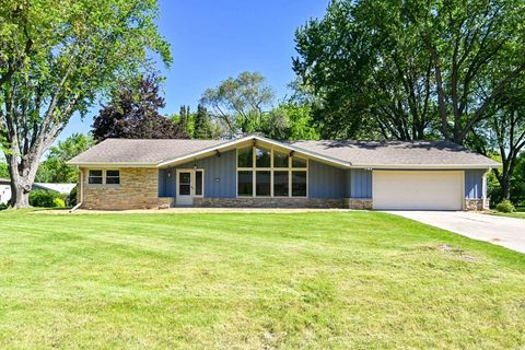 Photo of 17620 Continental Dr, Brookfield, WI 53045 (MLS # 1920162)