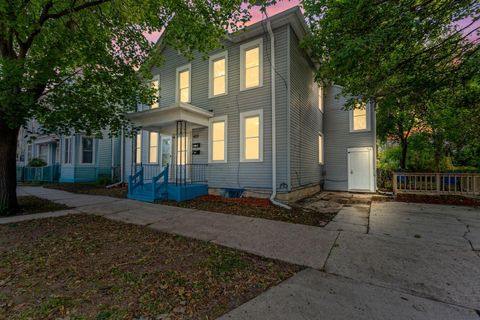 Photo of 433 E Lloyd St, Milwaukee, WI 53212 (MLS # 1939568)