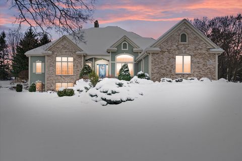 Photo of W261N2830 Woodburne Ct, Pewaukee, WI 53403 (MLS # 1945081)