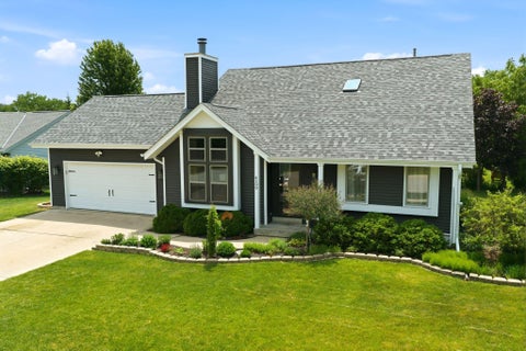 Photo of 4199 W Hilltop Ln, Franklin, WI 53132 (MLS # 1967254)