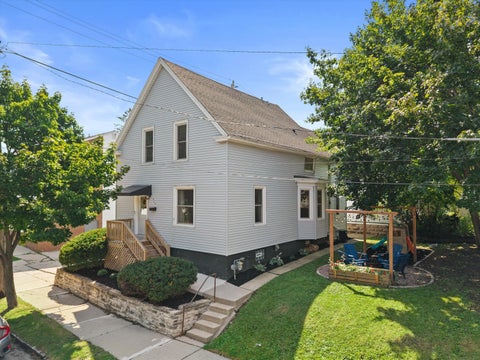 Photo of 915 E Homer St, Milwaukee, WI 53207 (MLS # 1977041)