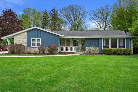 Photo of 17505 Royalcrest Dr, Brookfield, WI 53045 (MLS # 1918682)