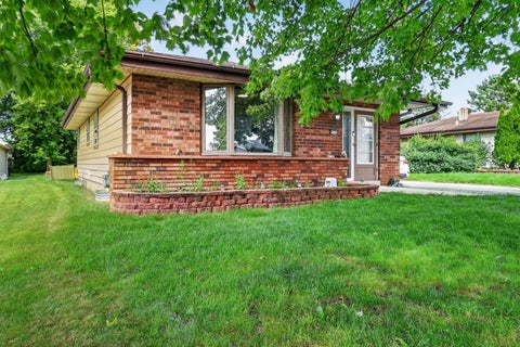 Photo of 5314 W Allerton Ave, Greenfield, WI 53220 (MLS # 1979859)