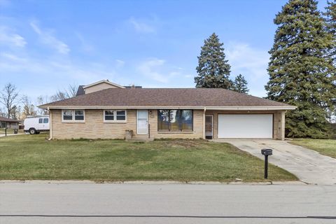 Photo of 312 Williams Ave, South Milwaukee, WI 53172 (MLS # 1911366)