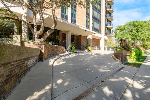 Photo of 929 N Astor St, Milwaukee, WI 53202 (MLS # 1952985)