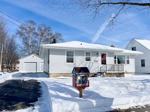 Photo of 703 S 33rd St, Manitowoc, WI 54220 (MLS # 1954472)