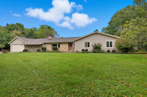 Photo of 1280 Spring Dr, Brookfield, WI 53005 (MLS # 1939849)
