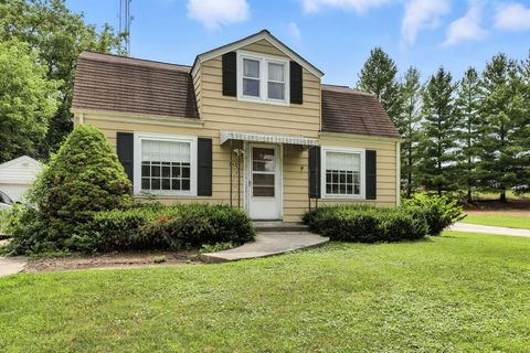 Photo of 615 Roosevelt Dr, West Bend, WI 53090 (MLS # 1946821)