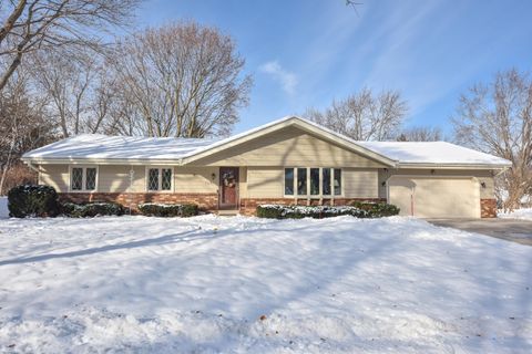 Photo of 761 Crestwood Dr, Waukesha, WI 53188 (MLS # 1945374)
